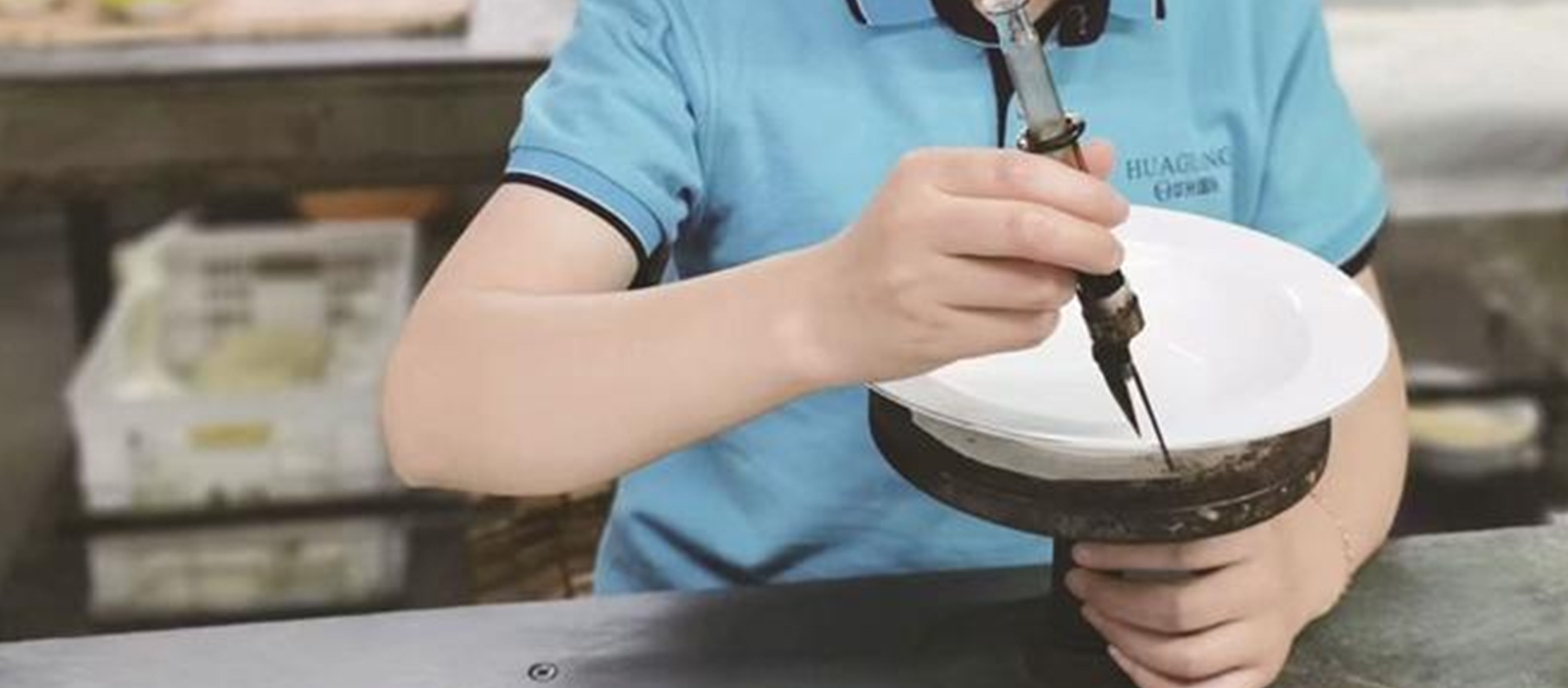 瓷 上 描 金