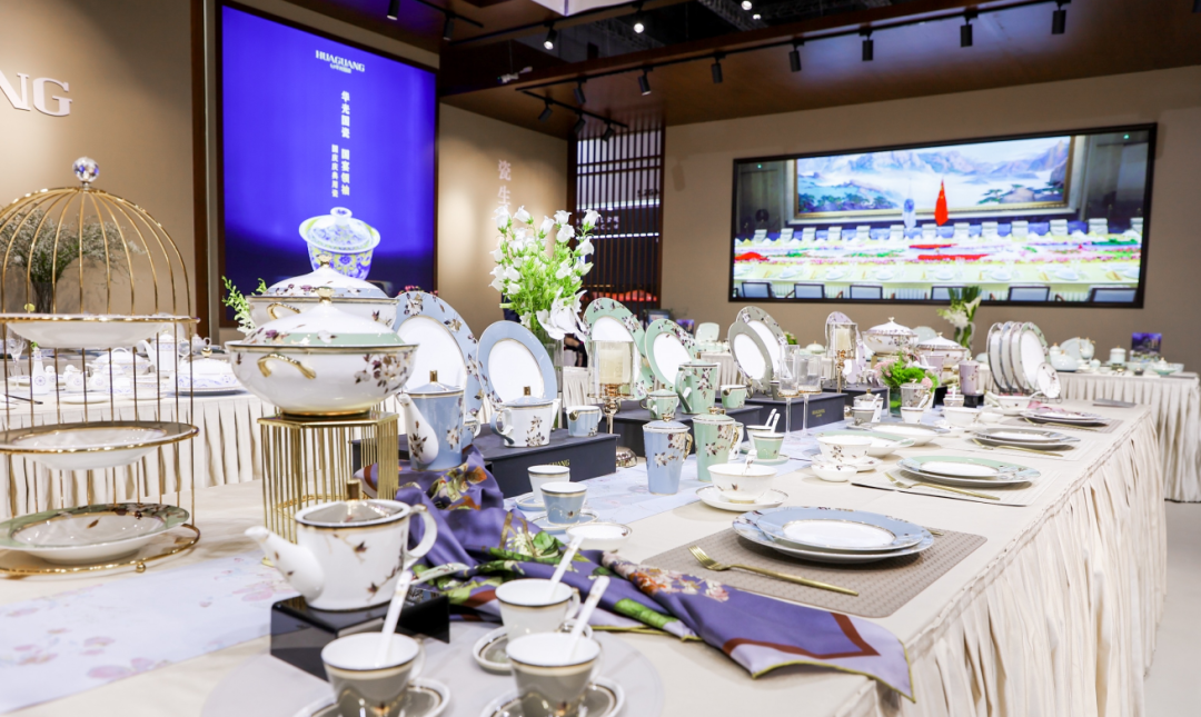 立高度 树典范丨华光国瓷亮相第三十二届上海国际酒店及餐饮业博览会