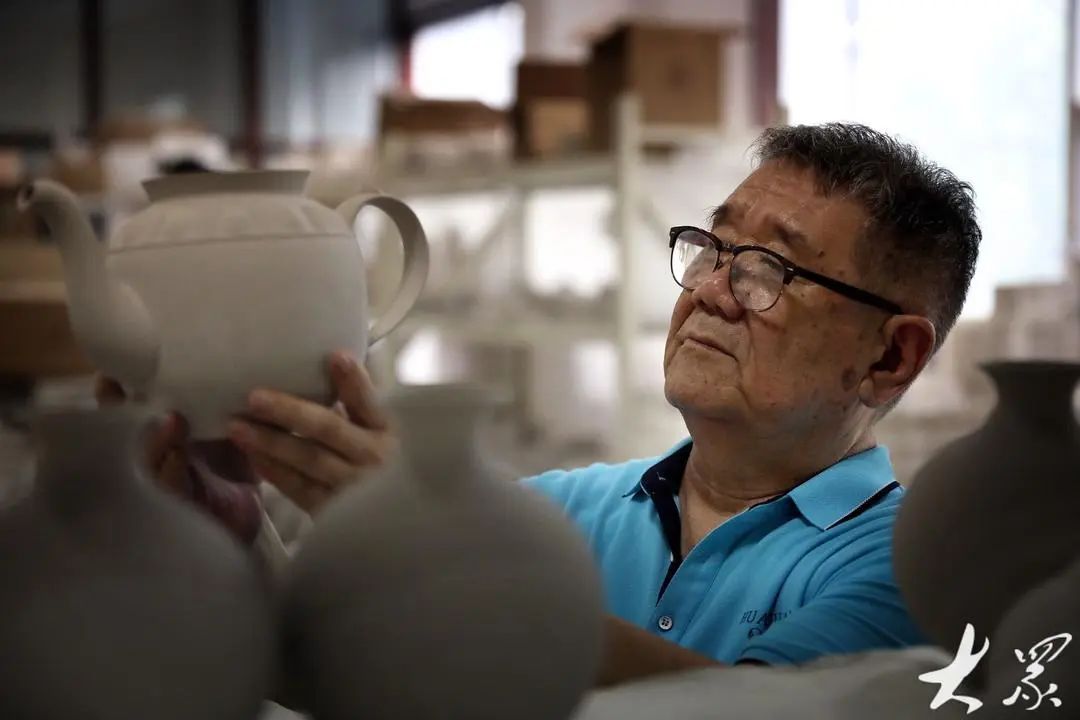 陶风瓷韵 非凡匠心｜何岩：把不起眼的生活用品做成艺术品