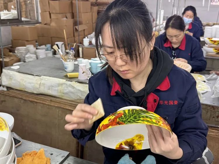 头版报道 民企典范丨华光国瓷高质量创新发展实践成典型